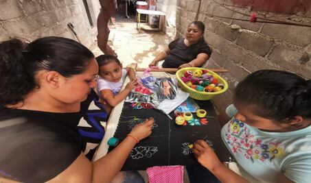 Bordando cubrebocas que llegan hasta a EU, juchitecas se salvan de la crisis y hacen frente a la pandemia