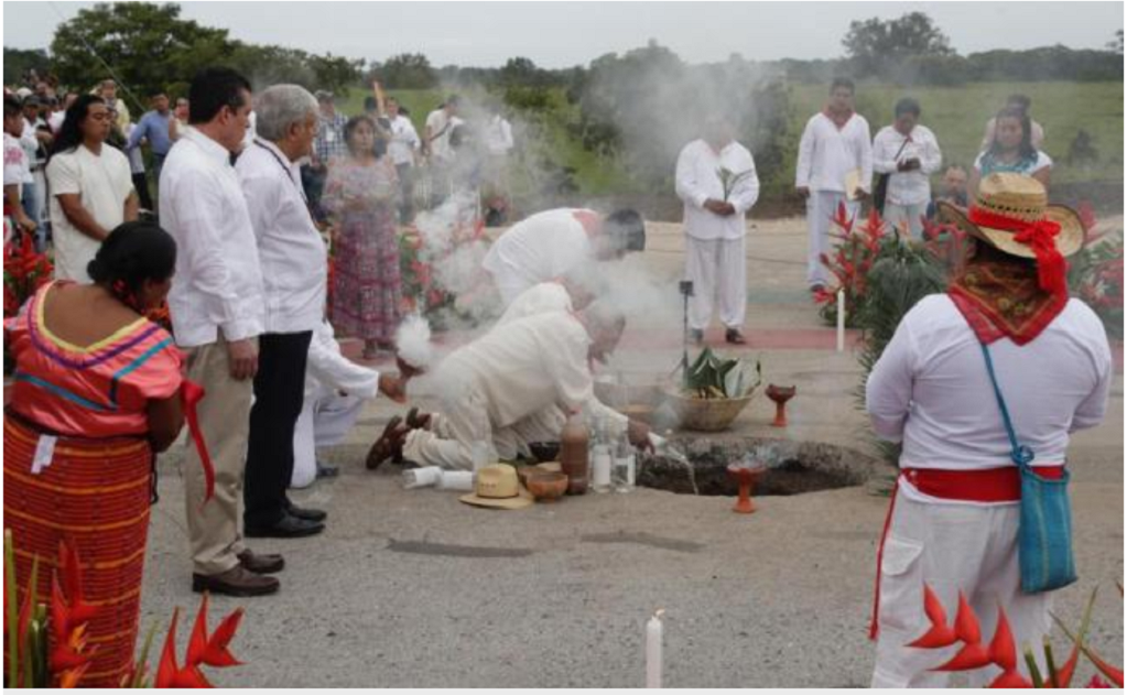 Ofrecen a la madre tierra aguardiente, pollo y tortillas para construir Tren Maya