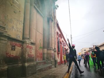 Con pintas y confrontaciones con comerciantes, marcha Marea Verde en el marco del 28S