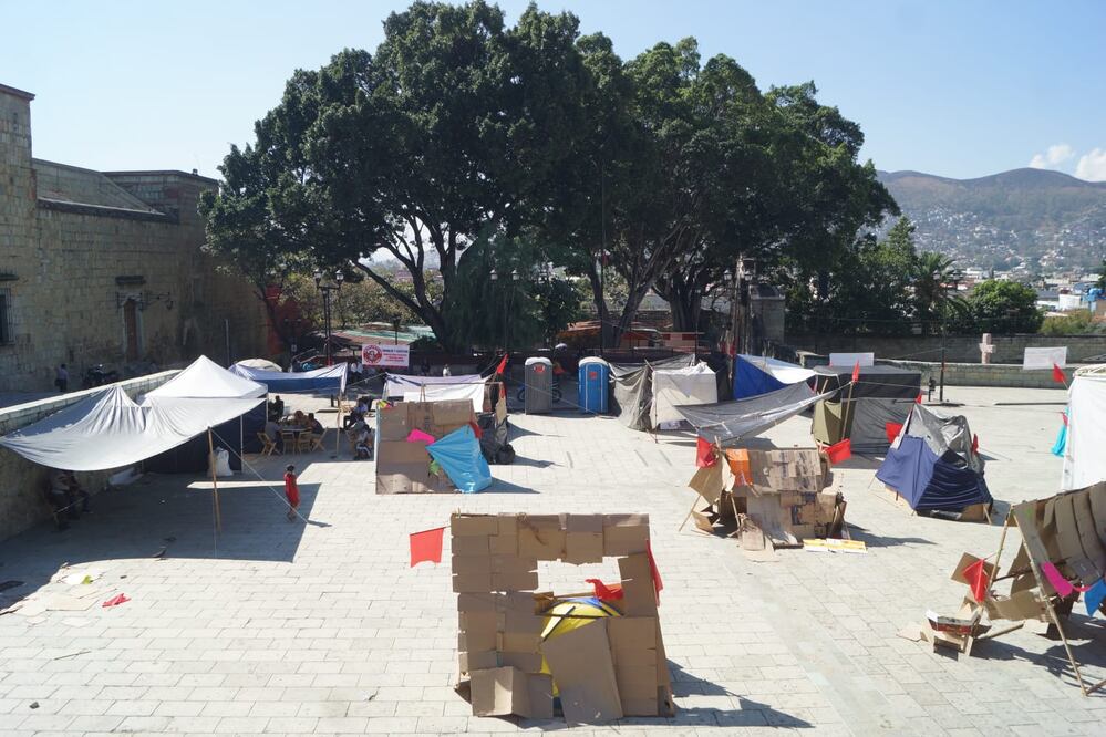 Continúan protestas de ambulantes del Centro Histórico de Oaxaca; ahora toman caseta de Huitzo