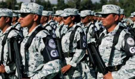 Desfilan Guardia Nacional y beneficiarios de programas sociales