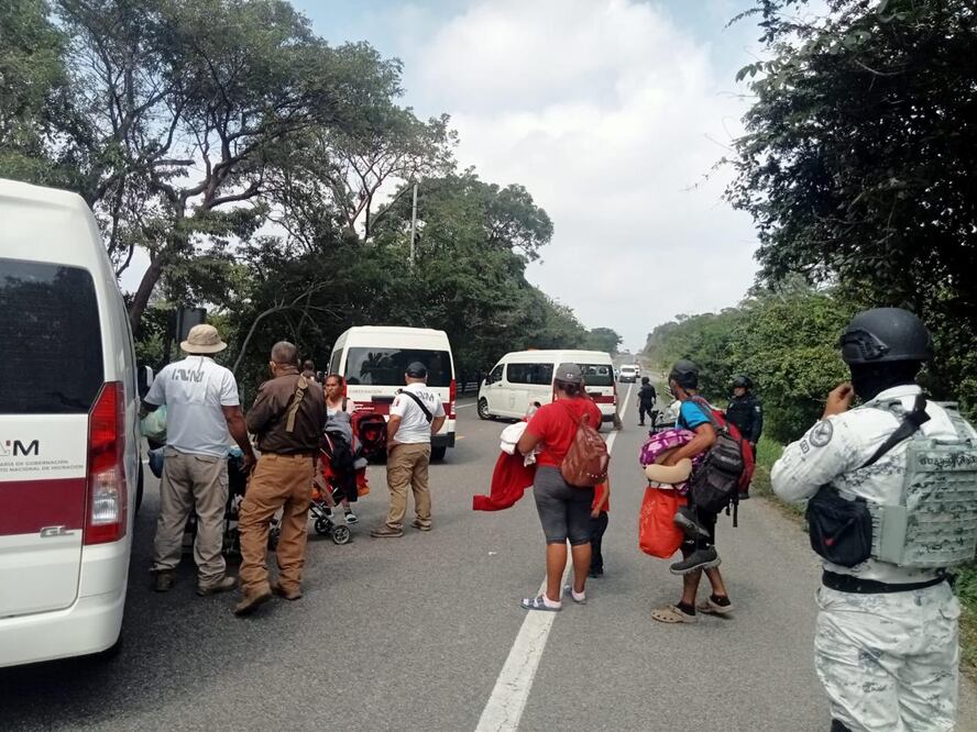 Entre jaloneos, detienen en Oaxaca a migrantes de caravana que volvían a Juchitán. Foto: Especial