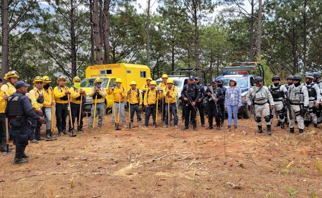 Resguardadas por la GN, ingresan brigadas a combatir incendio en comunidades triquis de Oaxaca en conflicto. Foto: Especial
