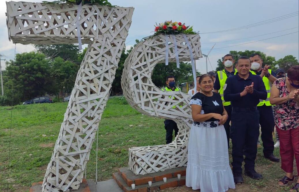 Erigen mujeres de Oaxaca memorial para recordar a víctimas del terremoto 7-S en Juchitán. Foto: Roselia Chaca