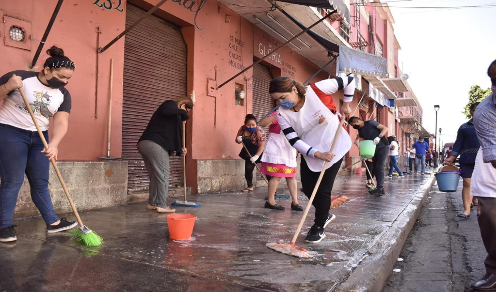 Locatarios de mercados de la capital desinfectan locales y acatan medidas para evitar contagios por Covid-19