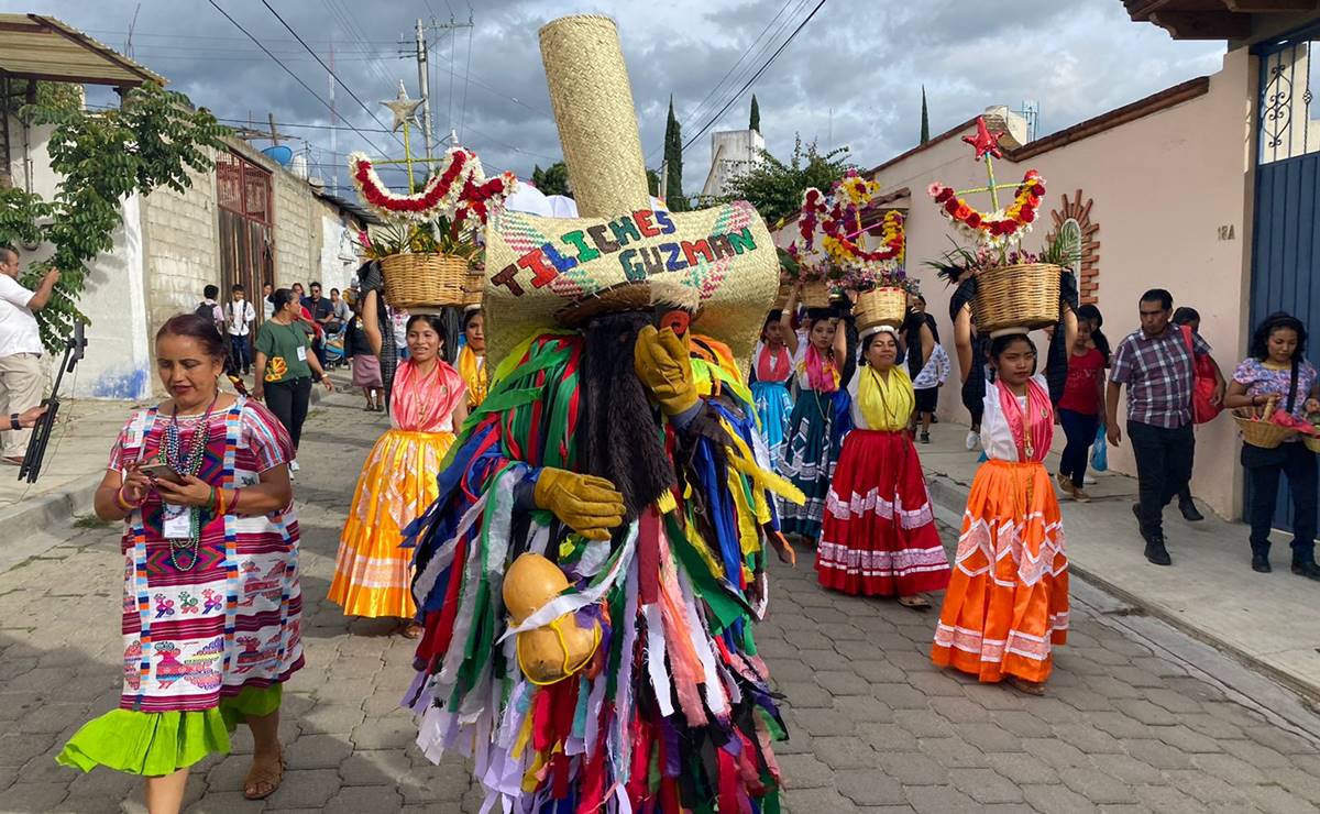 Con desfile de delegaciones y su primera Feria del Mezcal, Etla festeja su Guelaguetza