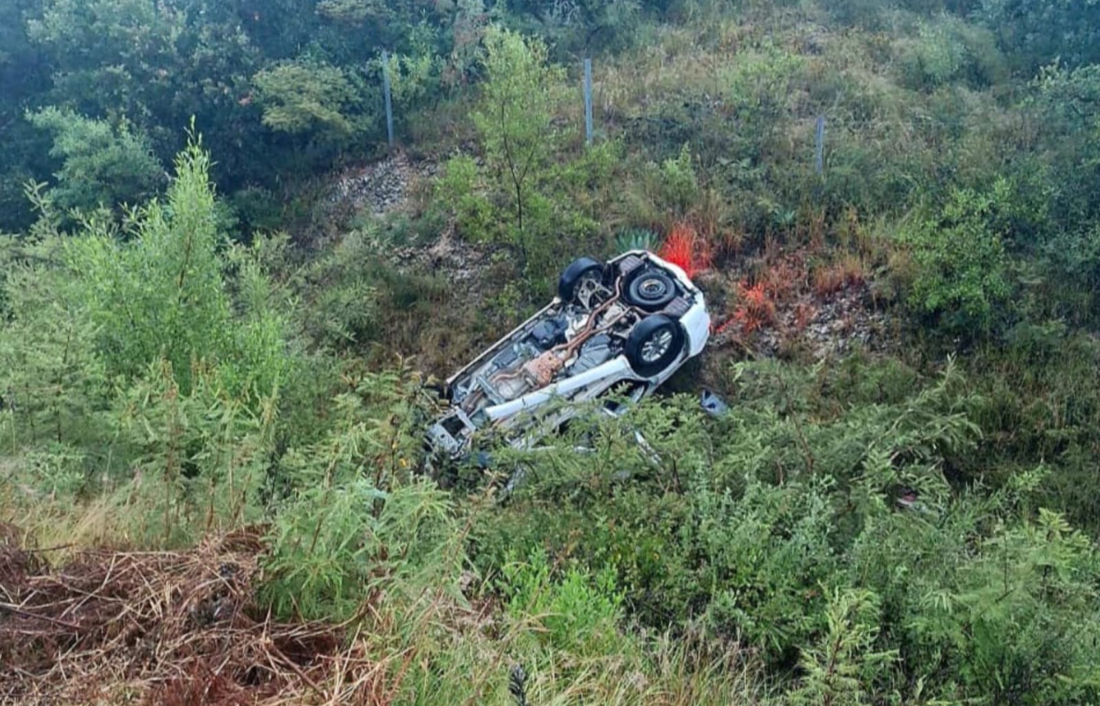 Vuelca vehículo oficial del Gobierno de Oaxaca; confirman una persona fallecida y otra más lesionada