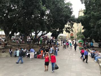 Pese a acuerdos, se van maestros del zócalo; celebrarán Muertos