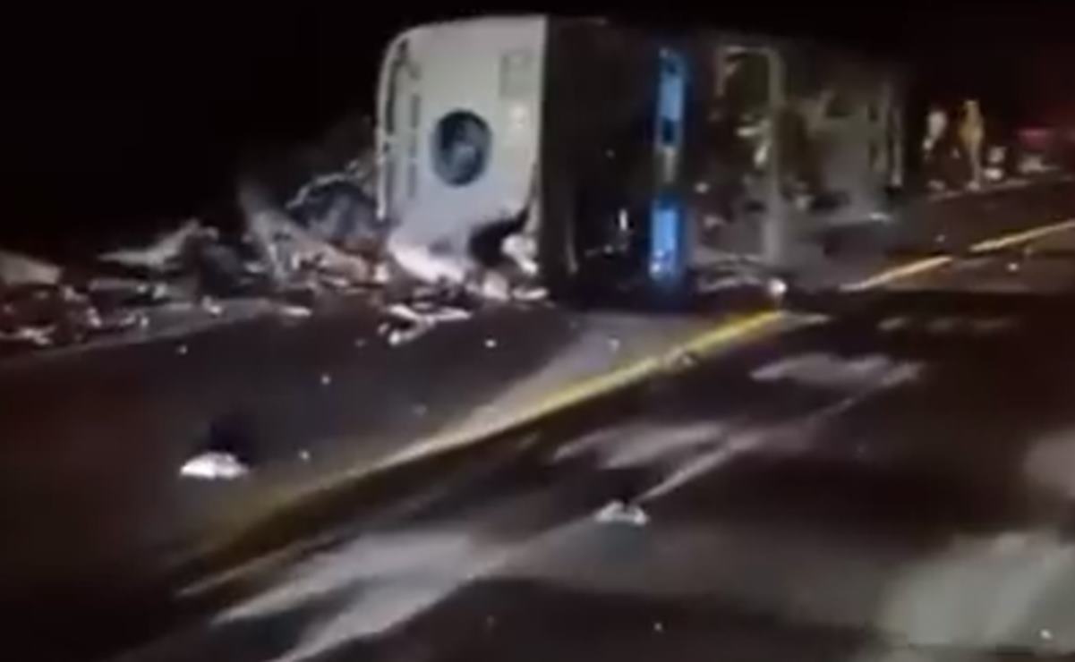 Volcadura de autobús en límites de Oaxaca deja al menos 5 muertos; se presume que son migrantes