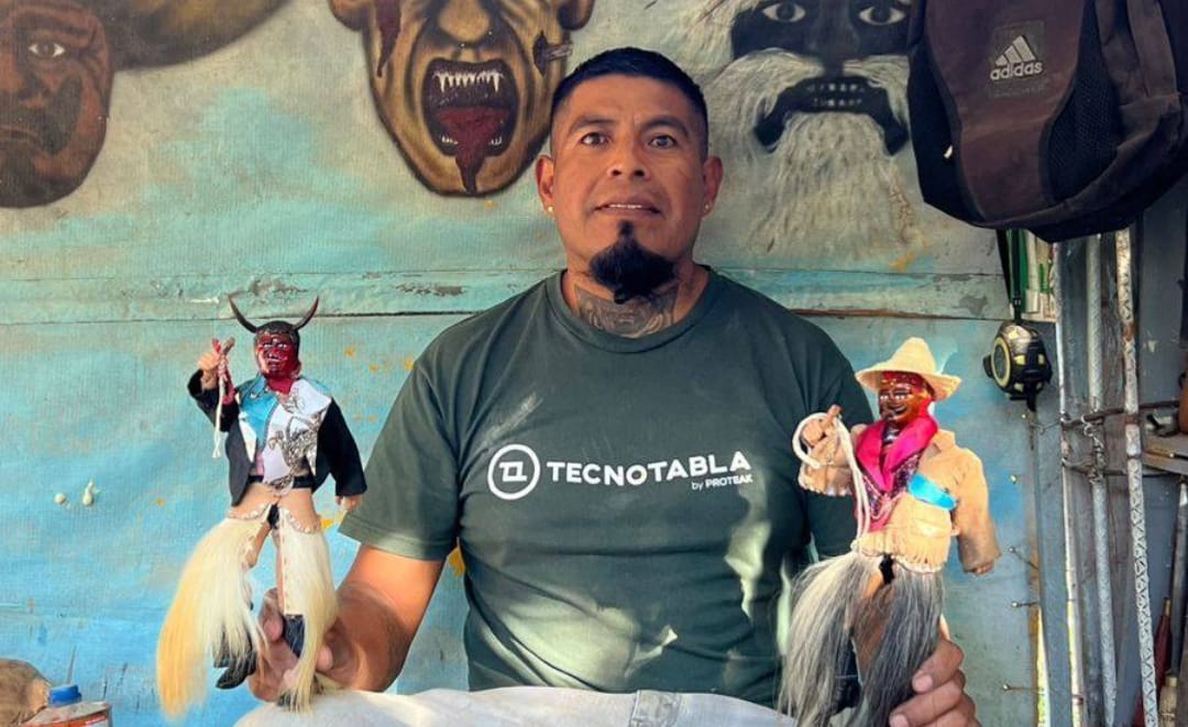 El artesano de la Mixteca  que convierte las danzas de Oaxaca en esculturas en miniatura