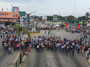 Abandonan las aulas para manifestarse contra el transporte en Tuxtepec