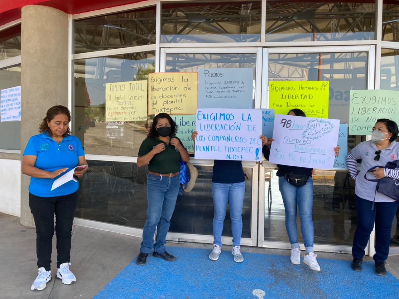 Profesores de la Mixteca de Oaxaca exigen liberación de 20 compañeros retenidos en comunidad mixe