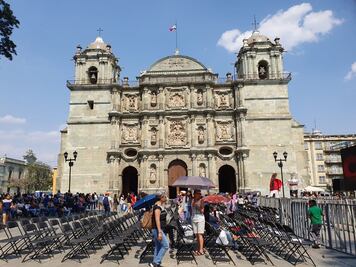 Ocultan a medias ambulantes para festejar aniversario de la capital de Oaxaca