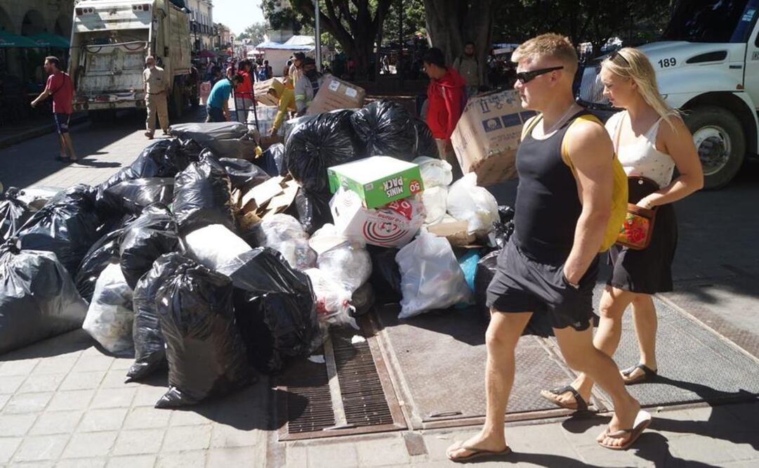 Con montones de basura en el Centro Histórico de Oaxaca, trabajadores exigen espacios para depositar desechos. Foto: Edwin Hernández