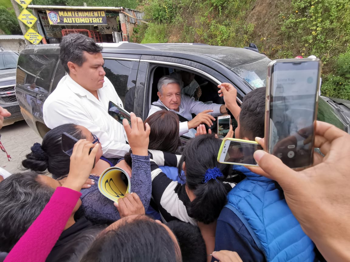 Habitantes de Ayutla Mixe, Oaxaca, retienen caravana de AMLO, acusan que llevan dos años sin agua potable