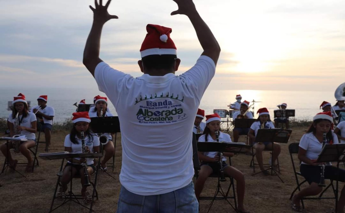 Niños de Puerto Escondido realizan concierto de villancicos navideños frente al mar