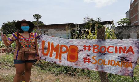Con serenatas y poesía, tocan el corazón de abuelos confinados durante pandemia