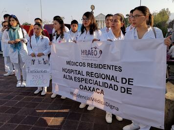 Marchan residentes del Hospital Civil; exigen garantías laborales