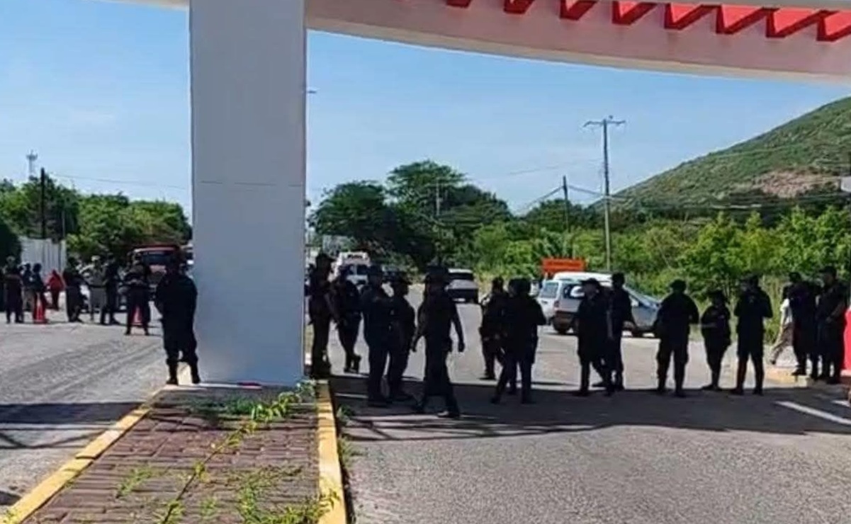 Los policías bloquearon la carretera de Ixtepec a Juchitán, Oaxaca. Foto: Especial