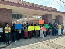 Padres de familia toman instalaciones de escuela primaria en Salina Cruz; exigen la destitución de 6 profesores 