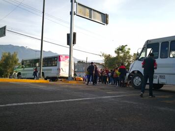 Maestros realizan bloqueo para exigir pagos pendientes