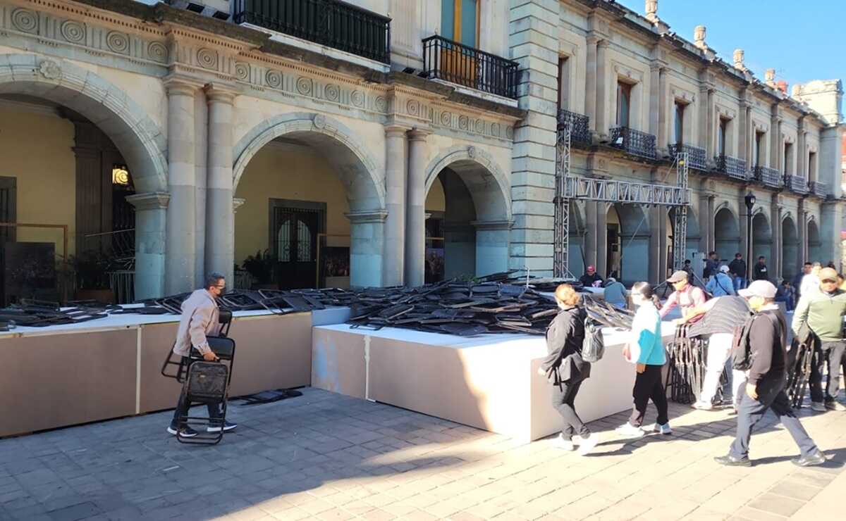 Lanzando sillas, protesta Sección 22 previo a Primer Informe de Gobierno de Jara en Oaxaca