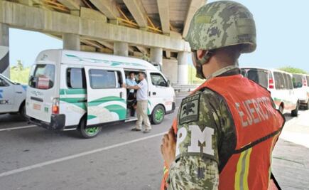Arrestan a dos activistas por traslado de migrantes