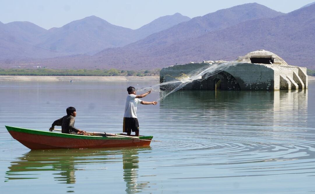 Por falta de agua, agoniza pesca pero emerge templo del fondo de una presa en Oaxaca. Fotos: Rusvel Regalado