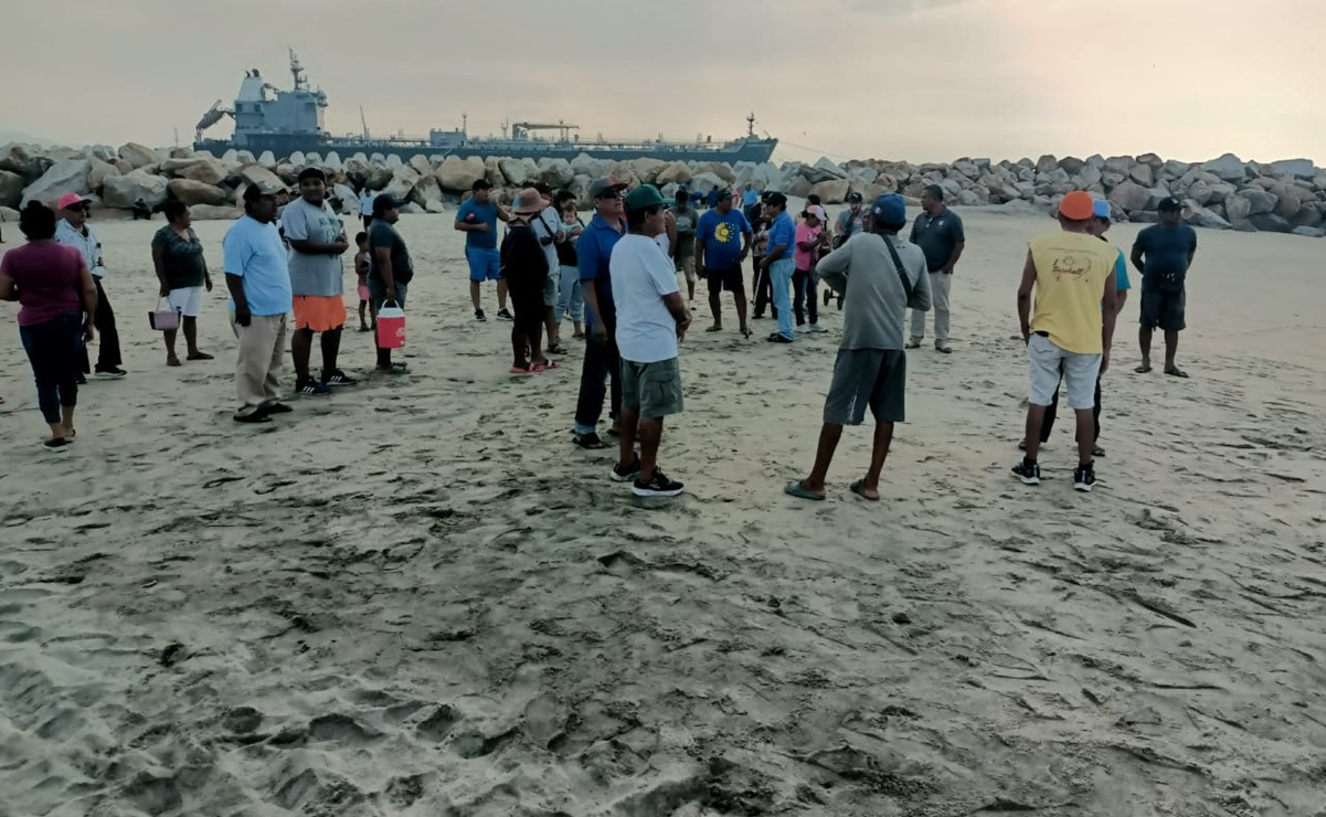 Pescadores denuncian derrame de Pemex y contaminación en playa Salinas del Marqués, Oaxaca