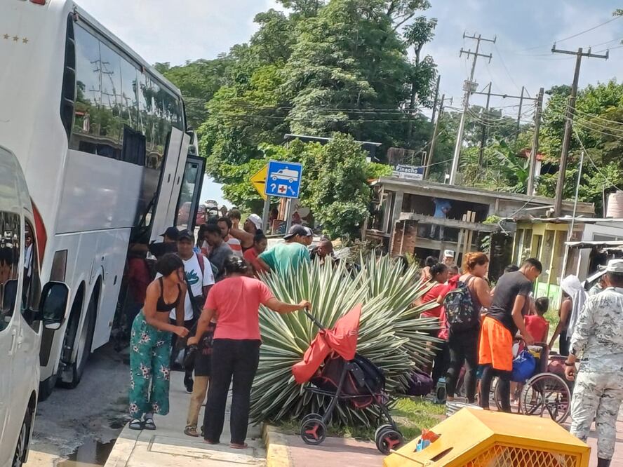 Abordo de autobuses, miles de migrantes de la caravana “Jesucristo” abandonan territorio de Oaxaca. Foto: Especial