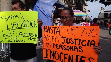 Protestan veracruzanos por retención de 15 personas en San Dionisio Ocotepec; cumplen 6 días