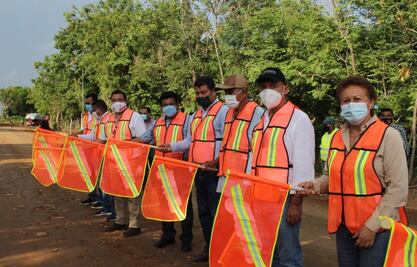 Dan banderazo a siete obras carreteras en la Costa y Sierra Sur