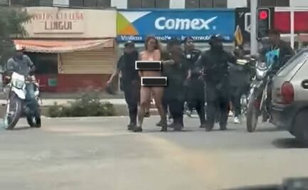Investigan a policías en Oaxaca que exhibieron por las calles a una mujer desnuda, detenida por presunto robo