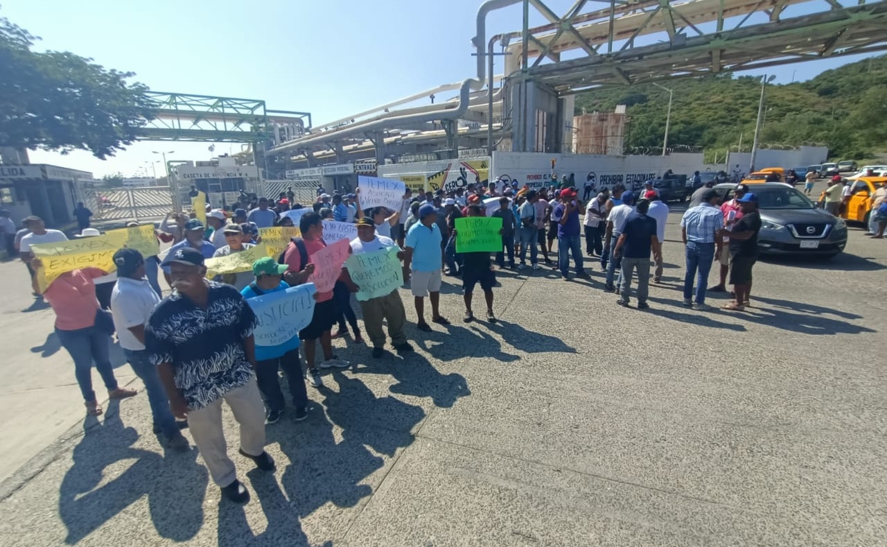 Pescadores de Salinas del Marqués, Oaxaca, protestaron contra Pemex por la continúa contaminación por derrames