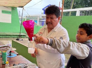 Gana maestro istmeño Premio Nacional al Mérito Empresarial por aporte a la enseñanza