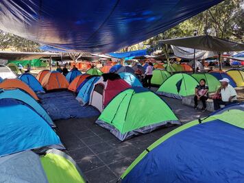 Docentes indígenas se plantan en el zócalo y arrancan paro de 72 horas