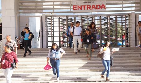 Protestan trabajadores de confianza por 10% de descuento para dar bonos a médicos, aseguran es contra la ley