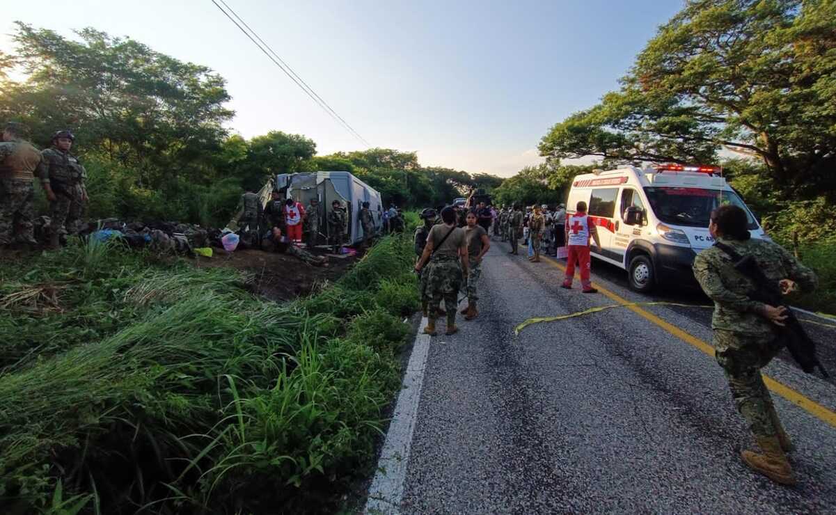 Al menos un muerto y 17 marinos heridos deja accidente de camión de Semar entre Oaxaca y Guerrero. Fotos: Especiales
