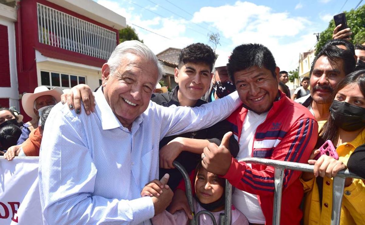 AMLO bromea que porque “ya estoy chocheando” entregará la Presidencia en 2024. Foto: Especial