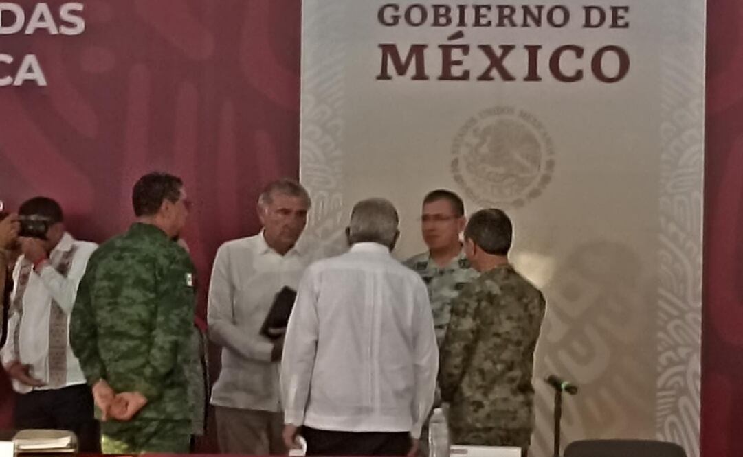 Bajo Reserva Exprés. AMLO le informó en Oaxaca al general Luis Rodríguez Bucio que sería el nuevo subsecretario de Seguridad. Foto: