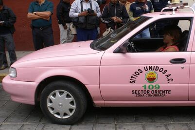 Buscan implementar taxis rosas para frenar violencia