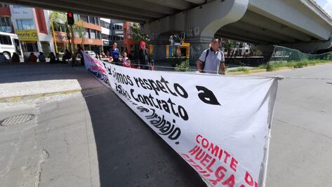 Bloquea STEUABJO, exige pago de bonos