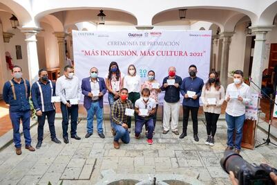 Entregan premios y reconocimientos a proyectos de fomento a artes y cultura de Oaxaca