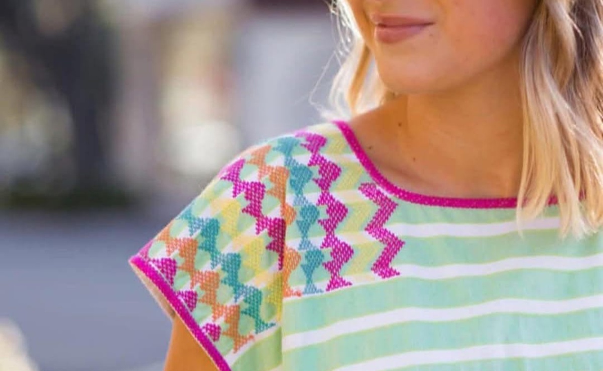 Acusan a marcas de EU de plagiar bordados de San Juan Colorado, pueblo Ñu’u Savi de Oaxaca