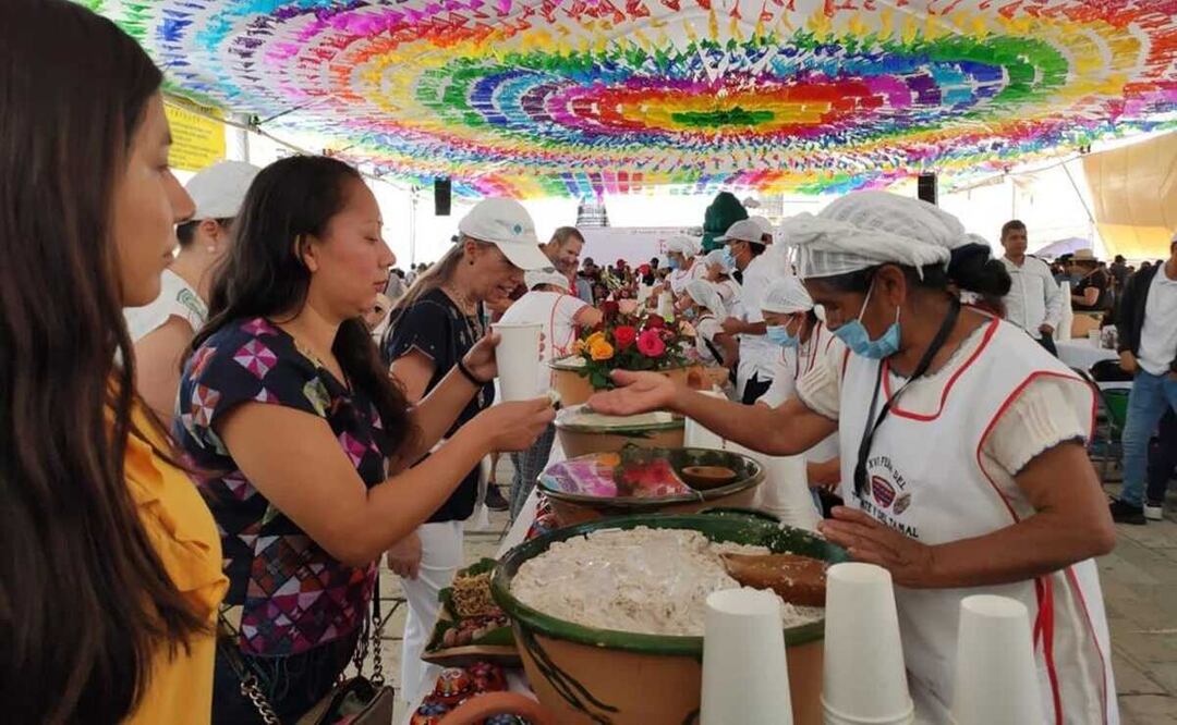 ¡A comer y beber! Inauguran la Feria del Tejate y el Tamal, emblemas culinarios de Oaxaca. Fotos: Mario Arturo Martínez