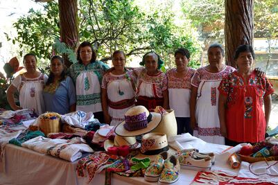 Mujeres zapotecas rescatan técnicas centenarias de bordado en San Antonino, Oaxaca