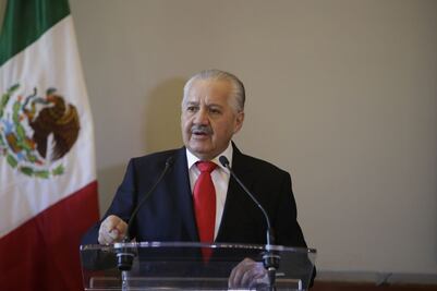 Tras cese como titular de Salud, regresa Díaz Pimentel al IMSS