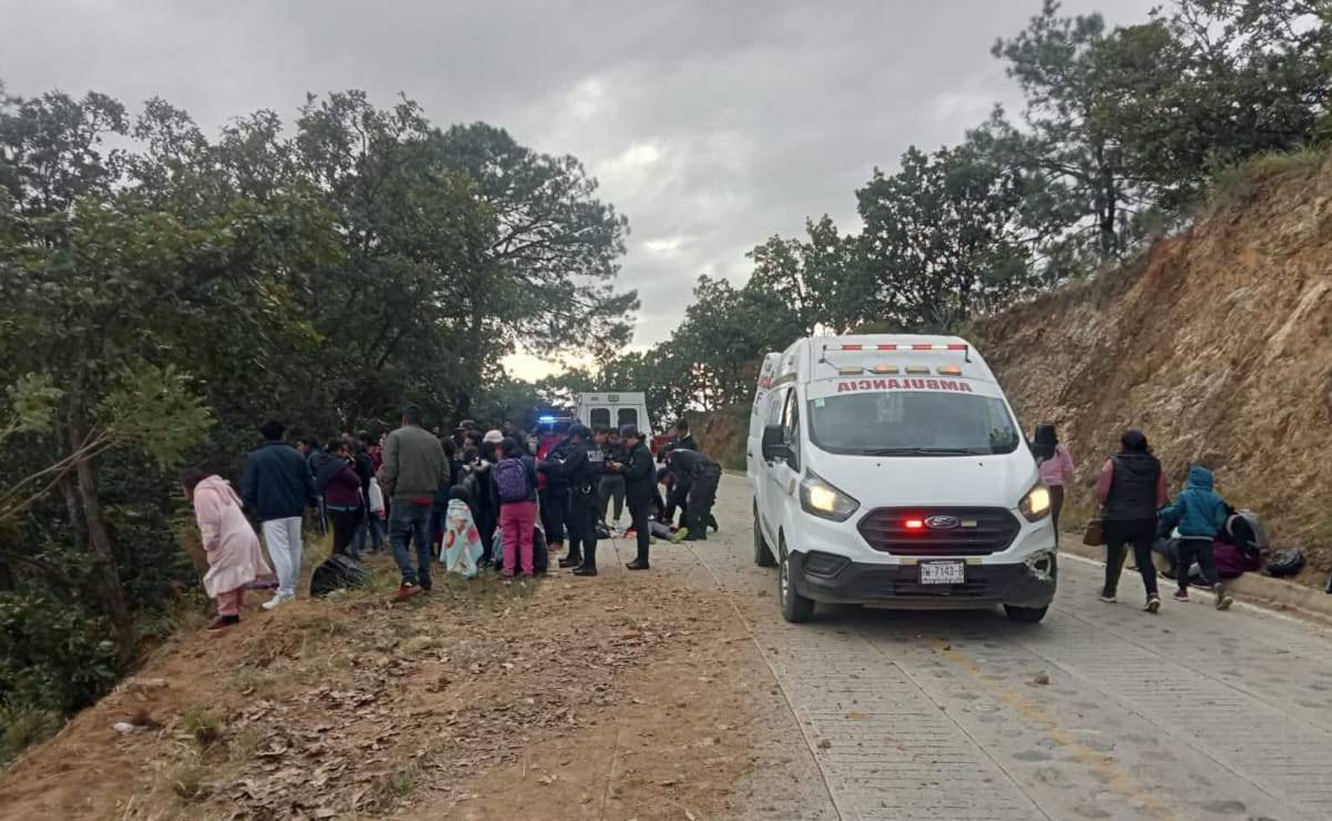 Vuelca autobús en Oaxaca; hay 29 personas lesionadas, informó Protección Civil