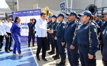 Entrega Jara uniformes a policías de 6 corporaciones de Oaxaca; promete bono mensual