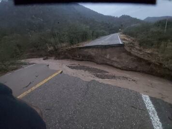 Deslave por fuertes lluvias deja cerrada carretera federal que comunica la capital de Oaxaca con el Istmo